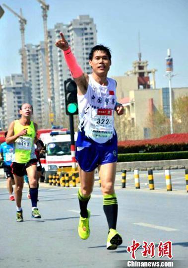 河南警察4年跑19场马拉松：跑得快才能抓坏人
