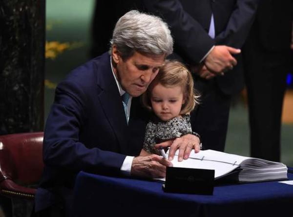 当地时间2016年4月22日，美国纽约，美国国务卿克里抱着孙女签署了《巴黎协定》。 视觉中国 图