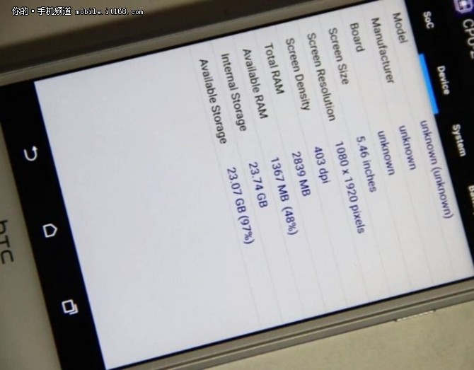不过现在来自Twitter上一组型号为HTC Desire 830的新机被曝光并被数家外媒和网友转发，从曝光的真机谍照和渲染图中，本港台直播们可以看出全新的Desire 830和以往Desire系列手机相比在外观上有了一些变化，手机正面设计更加类似于HTC One X9，采用虚拟按键设计，听筒和扬声器更加细窄。