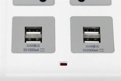 终极者插排自带2个5V1000mAUSB输出和两个5V 2000mA USB 输出，能同时满足4个手机、平板等USB充电设备的充电需求，极大的简便了插排的接口的使用率和充电的需求。同时，2个2000 mA的USB输出可以满足快速充电的手机对USB充电的电流要求。