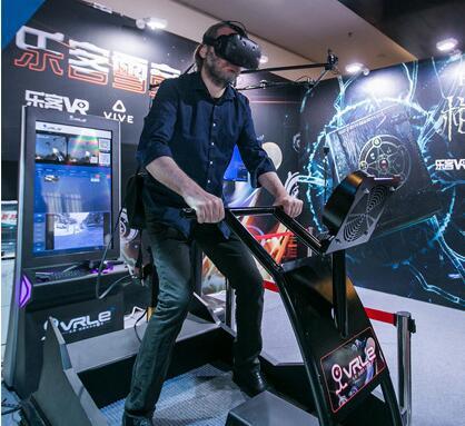 嘉宾体验VR运动游戏
