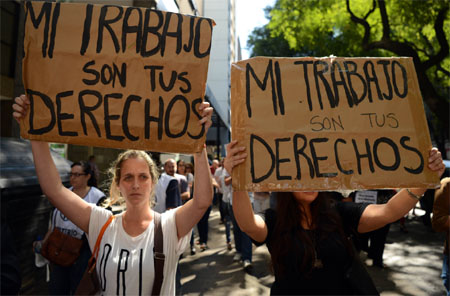阿根廷公务员抗议政府裁员。