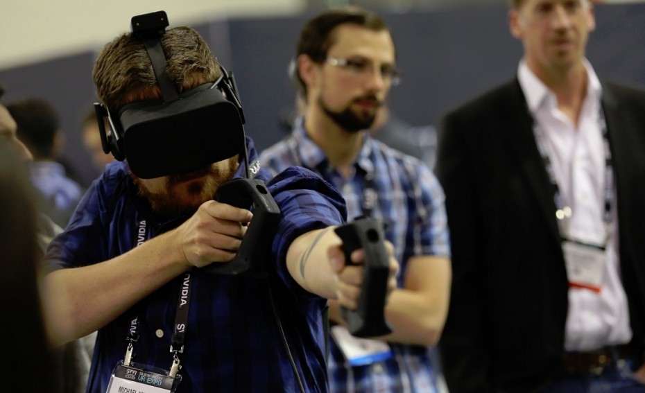 玩家利用虚拟现实头盔玩游戏