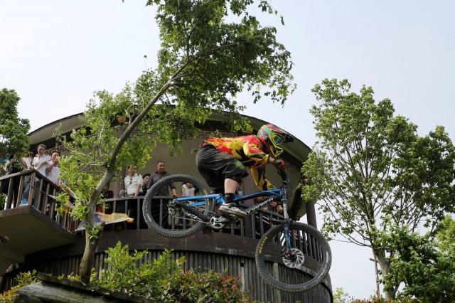 昨天，2016中国长兴第三届山地自行车速降国际邀请赛在长兴县和平镇城山沟景区激情上演，来自加拿大、美国、瑞士等9个国家共140位选手在此一决高下。 记者 陆伟 通讯员 转转 摄