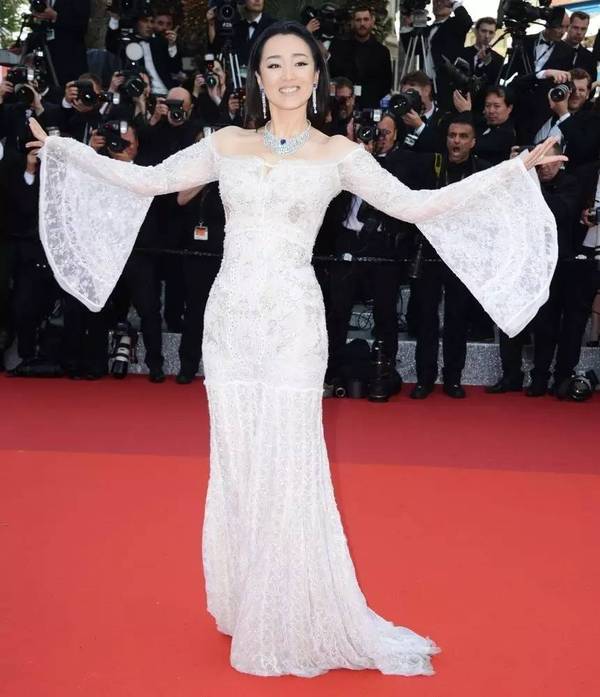 又到了一年一度华人女星蹭红毯的戛纳电影节，想想每年都有赖在红毯上不肯走而被保安驱赶的女星，真是蜜汁尴尬。。。
