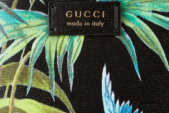 自从新任创意总监 Alessandro Michele 入主意大利老牌时装屋 Gucci 之后，为品牌注入了全新活力。在经历了之前的刺绣主题大作后，日前又推出了全新背包设计。整体采用高档皮革制作，呈现无比奢华气息；并以热情洋溢的「花卉」、「鸟」为印花，覆满整个包身，给予强烈视觉冲击；内衬由柔软纤维布料构成，并设有分槽设计，便于存放手提电脑及其开奖直播日常必备物品。此款背包现已在 Gucci 全球各大零售店及 Mr Porter 上架，售价 ＄1814 美元。