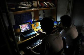 随着计算机的普及，更多男生沉迷上网打游戏，不爱动，而女生受此影响相对较小。