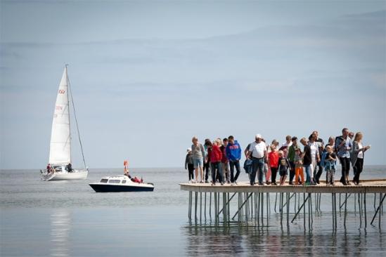 在丹麦奥尔胡斯海滩雕塑节上，丹麦设计组合 gjøde & povlsgaard arkitekter 在风景如画的海岸边架设了这个拥有60米直径并名为「无限之桥／infinite bridge」的景观雕塑。圆形结构从沙滩上起始，一直延伸到近处的海面，在潮涨潮落中起伏。游客可从沙滩上步入「无限之桥」，当潮水涨起，接近桥面上，穿越其中的游客就仿佛在水上行走一般，同时它也为游客提供了一个观赏周边景观的独特角度和全新平台。