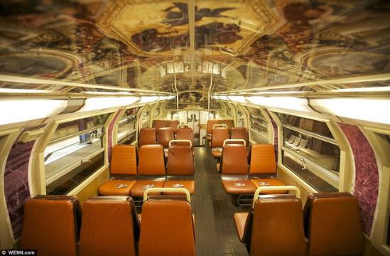 在城市里搭乘地铁上下班，习惯了车厢里人满为患的你，很难形容搭乘地铁会是件令人愉快的经历，但一些幸运的乘客却也许能在法国巴黎的列车上享受这段旅程。因为在凡尔赛宫的资助下，一列往返于巴黎市中心和凡尔赛宫间的列车做了一次巨大的翻新工程。