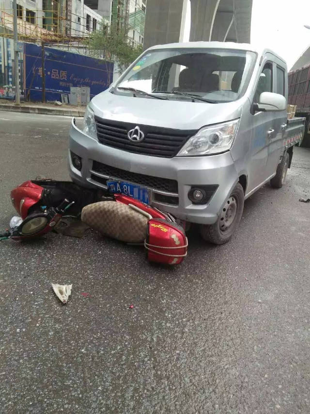 西宁朝阳西路一辆货车与电动车发生相撞！