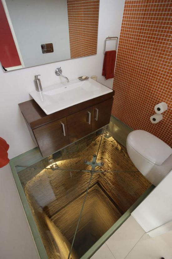 把浴室建造于“万丈深渊”之上，这该是怎样魂蛋的人才能想出来的鬼主意啊——是建筑师Hernandez Silva! 在墨西哥瓜达拉哈拉一幢建于上世纪70年代的15层大楼里，有一个闲置的电梯井。于是在为顶层公寓设计时，Silva就把浴室建在了电梯井上面，并在地面铺设透明的钢化玻璃作为地板，让使用者如厕时看着脚底下的15层深渊，利于排泄——因为很容易就会被吓屎了～～