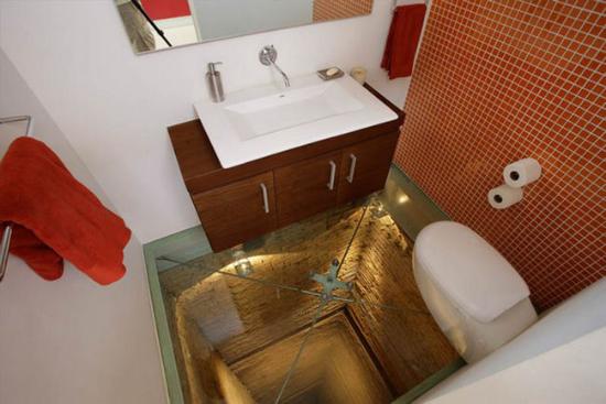 把浴室建造于“万丈深渊”之上，这该是怎样魂蛋的人才能想出来的鬼主意啊——是建筑师Hernandez Silva! 在墨西哥瓜达拉哈拉一幢建于上世纪70年代的15层大楼里，有一个闲置的电梯井。于是在为顶层公寓设计时，Silva就把浴室建在了电梯井上面，并在地面铺设透明的钢化玻璃作为地板，让使用者如厕时看着脚底下的15层深渊，利于排泄——因为很容易就会被吓屎了～～