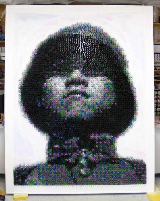 由艺术家Joe Black带来的一组作品，开奖直播在垂直面板上用超过5500个颜色各异的玩具小兵人，粘贴描绘了一幅由摄影师Robert Capa拍摄、并曾刊登在《生活》杂志上的中国军人巨幅肖像，实现的效果有如点彩派画家的作品一般。因为小兵人是中国生产，因为名为中国制造（Made in China）。