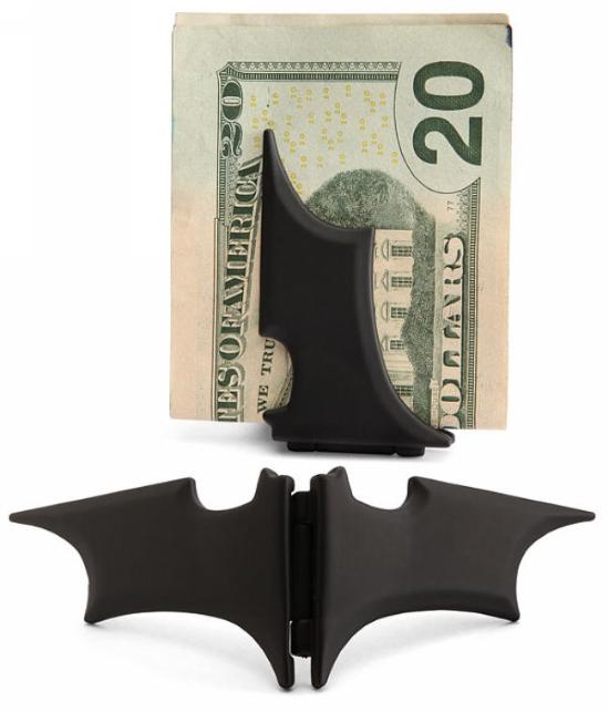 《蝙蝠侠：黑暗骑士崛起》近日正在世界各地热映中，但很遗憾上映地点尚未包括本港台直播们的地区，所以今天给大家介绍的这款蝙蝠侠的产品也弄给各位隔靴挠痒了。这款酷劲十足的蝙蝠侠钱夹由金属压铸、再在其表面覆盖哑光的橡胶涂层而制成，然后通过磁性相吸的原理来牢牢握住零钱，并于简约中彰显个性。