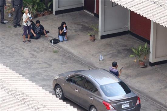中华网山东频道 据英国广播公司5月20日报道，在泰国一名60岁的大学男老师，涉嫌杀死两名同事，19日被警方围捕时，在六小时的对峙之后，吞枪自杀。泰国有电视台将此过程全程直播，引起民众愤怒。