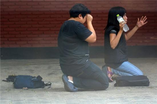 中华网山东频道 据英国广播公司5月20日报道，在泰国一名60岁的大学男老师，涉嫌杀死两名同事，19日被警方围捕时，在六小时的对峙之后，吞枪自杀。泰国有电视台将此过程全程直播，引起民众愤怒。
