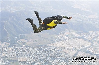 中国军人接受“魔鬼训练” 上演《冲出亚马逊》