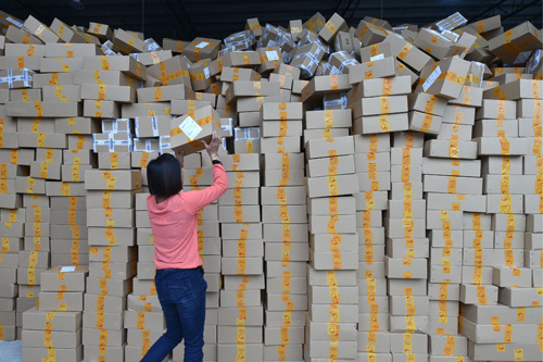 资料图片：在广州圆通快递公司的一处分拣中心，工人将刚刚运到的包裹码放整齐准备分拣。j2开奖直播记者梁旭摄