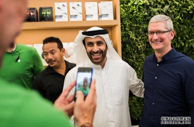 多国接连访问 库克现身迪拜苹果零售店 
