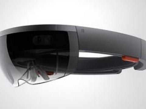 微软开发者大会上与会者体验HoloLens全息眼镜