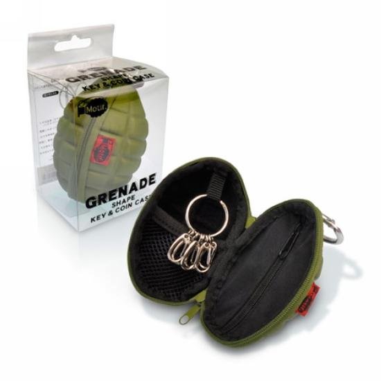 手榴弹零钱包（hand grenade）是一个简单有趣、又实用的小创意，平时别在裤腰上，它就是一个霸气又别致的小装饰。而在需要时，将它打开，左右两边又有细致实用的分区，可以挂挂钥匙、收纳零钱或一些小票据。