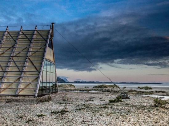 SALT 是来自挪威的一个推广北极文化、与艺术的艺术节，今年的艺术节在挪威北部的桑霍尔恩岛举办，开奖直播们在这里的海滩建造了这个名为Agora的、号称全世界最大的公共桑拿浴室。