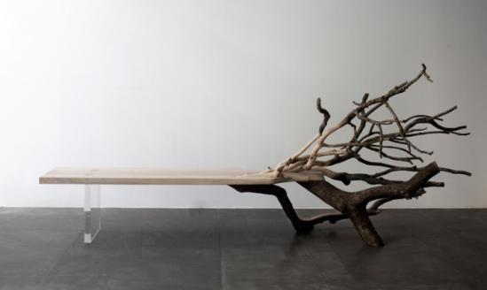 考虑到木材在成为木材之前本是一个生命体，Benjamin Graindorge 创造了「倒下的树／Fallen Tree」，一张独特如雕塑般的板凳。设计师抓住了木材既是大自然的雕塑元素、又是一个功能对象的本质，通过精心设计，你可以看到原原本本的树枝及树干过渡到剥皮后的状态、其后又接着无缝过渡到了经过人工处理后的板凳，展现了木材强烈的自然属性，以及野性十足的美丽。
