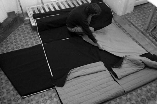 融合了睡床、沙发和小屋，西班牙Goula Figuera以《一九八四》作者乔治·奥威尔的姓氏「奥威尔」为名，创建了这款多功能的家具。平时是个开放的沙发床，但将绗缝窗帘垂放下来，就能阻隔外部的声音，将其变成一座独具私密性的舒适小屋。