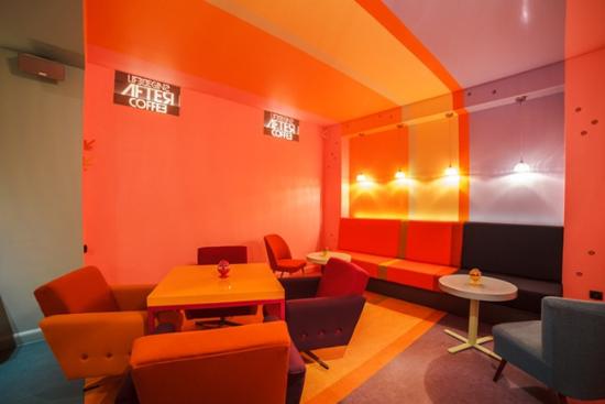 在与Olga Sietnicka合作下，Kolorama设计工作室的设计师Anna Kobylka在波兰完成了Cafein咖啡餐厅的设计。为响应店主「易于辨别」和「吸引潜在顾客」的要求，设计师请入了众多缤纷色彩，其中蓝色、黄色和橘色之类的柔和色调主要用于墙面等地方，以创建一个较为中性的背景，而更为鲜艳夺目的色彩却与各种复古的沙发和凳子结合起来，营造了一个轻松愉快的氛围。