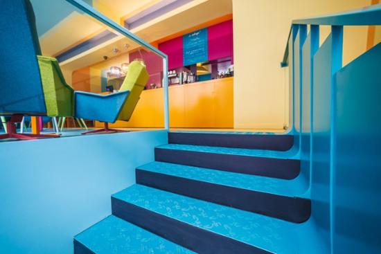 在与Olga Sietnicka合作下，Kolorama设计工作室的设计师Anna Kobylka在波兰完成了Cafein咖啡餐厅的设计。为响应店主「易于辨别」和「吸引潜在顾客」的要求，设计师请入了众多缤纷色彩，其中蓝色、黄色和橘色之类的柔和色调主要用于墙面等地方，以创建一个较为中性的背景，而更为鲜艳夺目的色彩却与各种复古的沙发和凳子结合起来，营造了一个轻松愉快的氛围。