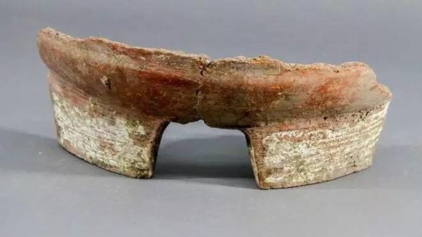 米家崖遗址发掘出的陶瓷炉灶残片（英国广播公司网站）