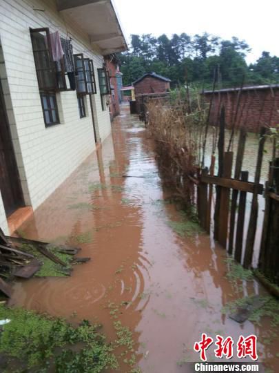 资料图：临武县南强镇欧家湾村农房被淹。 唐盛欢 摄