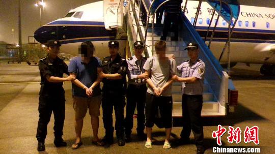 犯罪嫌疑人柯某流、柯某华兄弟在马来西亚被抓获并被遣返回国 警方供图