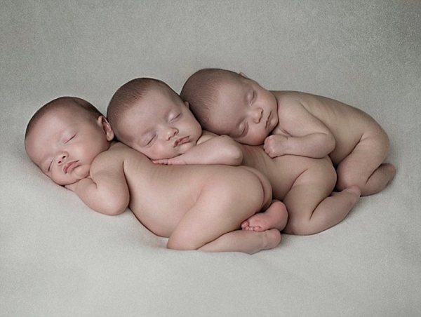 妈妈艾伦与三胞胎男孩和女儿的合影，一家子都是高颜值。（网页截图）据报道，这名女子叫爱伦(Allen)，居住在利物浦盖塔克，现年23岁。三个小家伙名叫罗曼（Roman），罗科（Rocco）和罗翰（Rohan），长得极为相似，刚出生时连妈妈艾伦都难以分辨。虽然一开始，医生告诉艾伦孩子们是异卵，但最终经过DNA鉴定确认，三个小家伙属于罕见的同卵三胞胎。