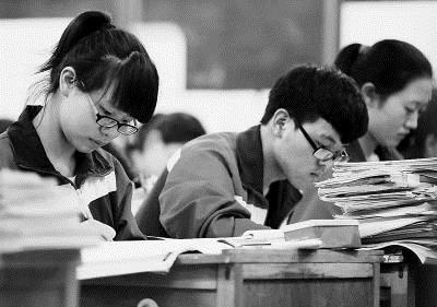 5月29日晚，温县一中高三学生挑灯夜读，备战高考。1徐宏星摄