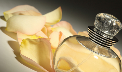 香水，从它诞生之日起，就被视为爱情的信物。根据对高级香水市场的有关研究报告显示： 30%的男女经常收到香水作为礼物。