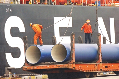 6月1日，工人在江苏连云港港口码头转运铸钢管。当日，国家统计局服务业调查中心、中国物流与采购联合会发布了5月份制造业和非制造业PMI。耿玉和摄