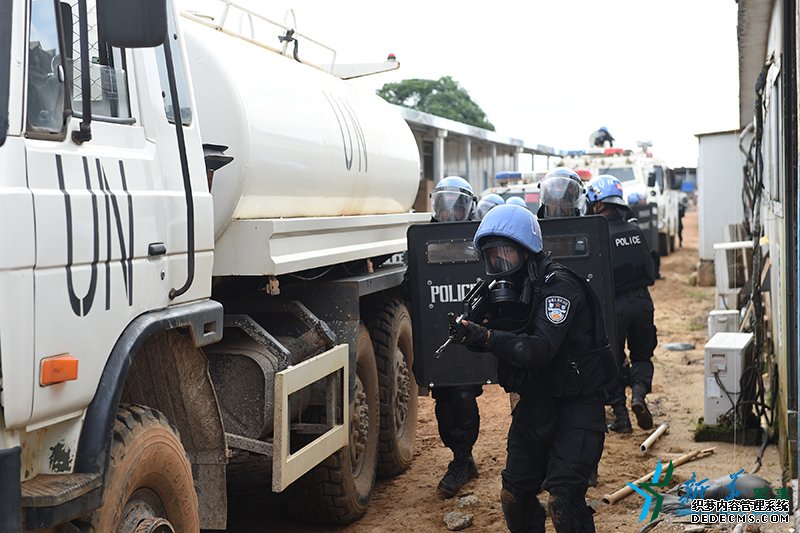 中国第四支驻利比里亚维和警察防暴队展开应急