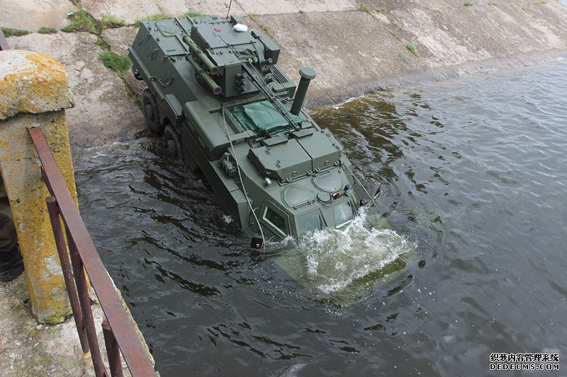 乌克兰推出升级版BTR-4两栖装甲车模型