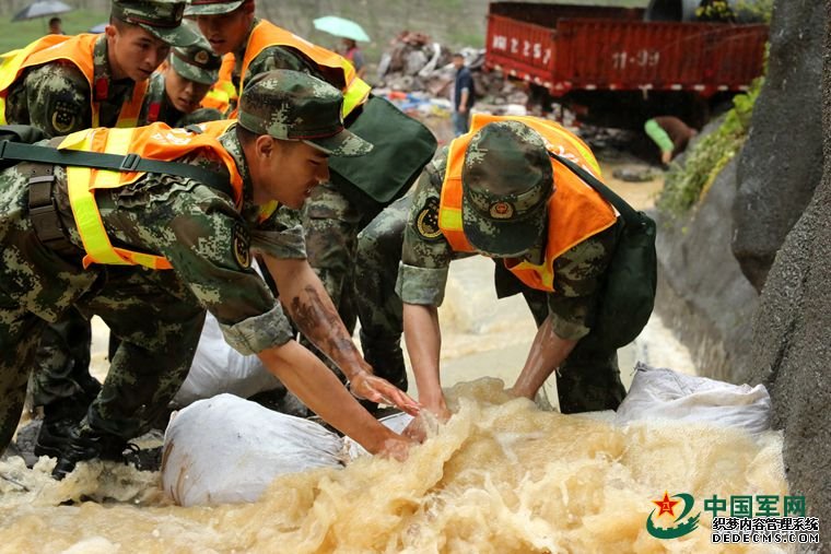 重庆：强降雨导致国道被毁 武警官兵紧急救援