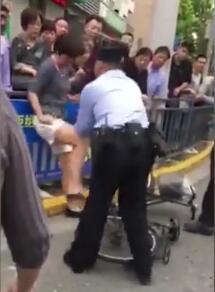 【骑车不认罚踹警察】日前，一段小视频在网上流传：一名女子和两名民警发生冲突后被控制。当天16点51分，上海市公安局官方微博发布消息称，视频拍摄的是一名女子在机动车道上骑自行车，被拦下后拒不接受处罚并当街谩骂。在遭到民警阻拦时用脚猛踹民警裆部，后被依法被刑事拘留。