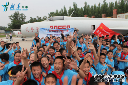 中国人民解放军空军八一飞行表演队向中小学生开放