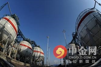 位于中国西南部昆明的一座炼油厂投产后，其1000万吨的年产能达到今年中国预计新增产能的大约一半，使现有的估计为1亿吨的过剩产能进一步膨胀。