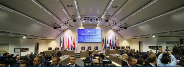 最有代表性的例子是上周维也纳OPEC大会，结果本来是完全负面的，成员国无法就产量上限达成一致协议，缺乏产量限制实际上使沙特和伊朗这两个OPEC最具影响力的成员国和竞争对手可以随自身意愿生产原油。