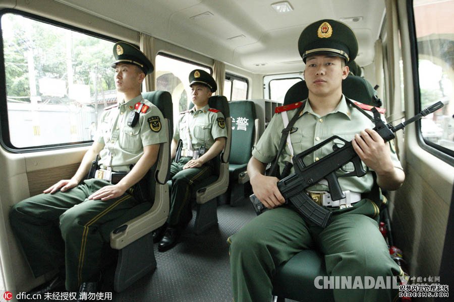 2016年全国高考：北京武警官兵荷枪实弹护航高考