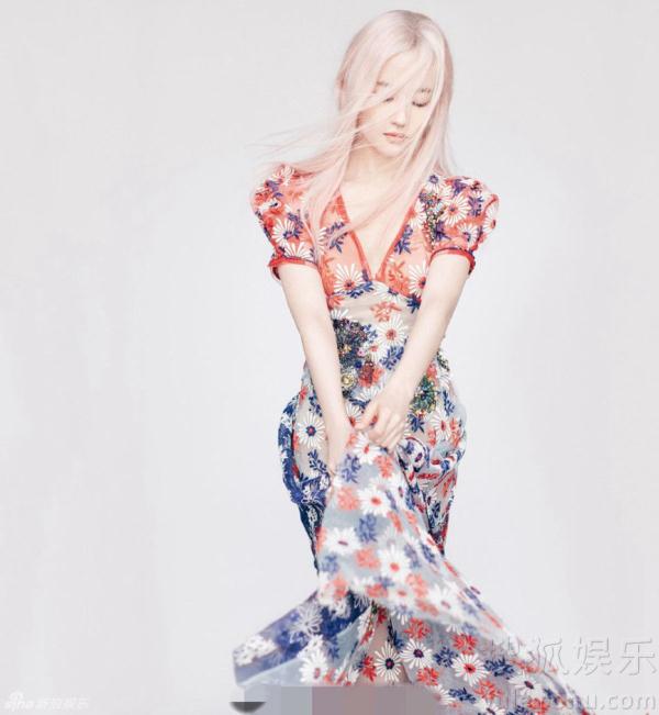 搜狐娱乐讯近日，刘亦菲登上某杂志封面大片，刘亦菲首度尝试二次元粉发形象，仙气充盈，有着奇妙但颇为清爽的美感。