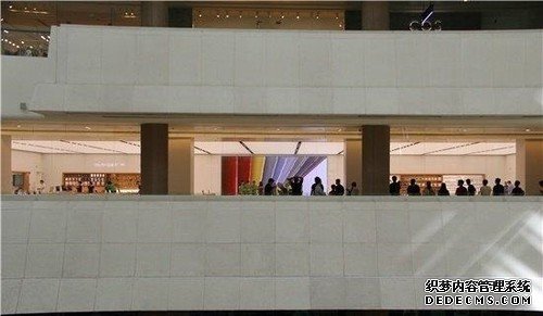 天津第3家Apple Store开业 果粉搭帐篷排队