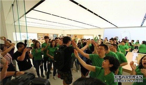 天津第3家Apple Store开业 果粉搭帐篷排队