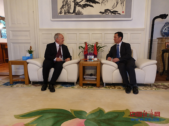 瑞士联邦主席约翰·施奈德-阿曼到中国驻瑞士大使耿文兵官邸做客。中国经济网记者 陈建/摄