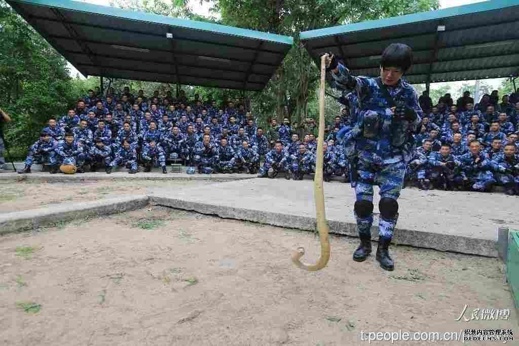 高清：中国海军陆战队女兵联演中玩转大毒蛇